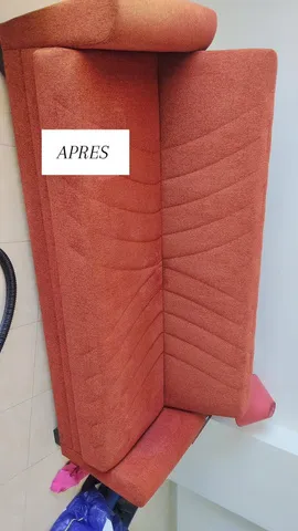 Canapé d’angle en tissu rouge aux couleurs ravivées, après le nettoyage à domicile