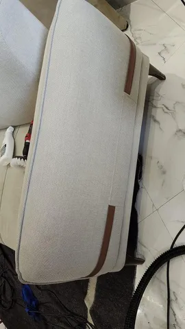 Coussin de fauteuil gris propre, après le nettoyage NADIFA